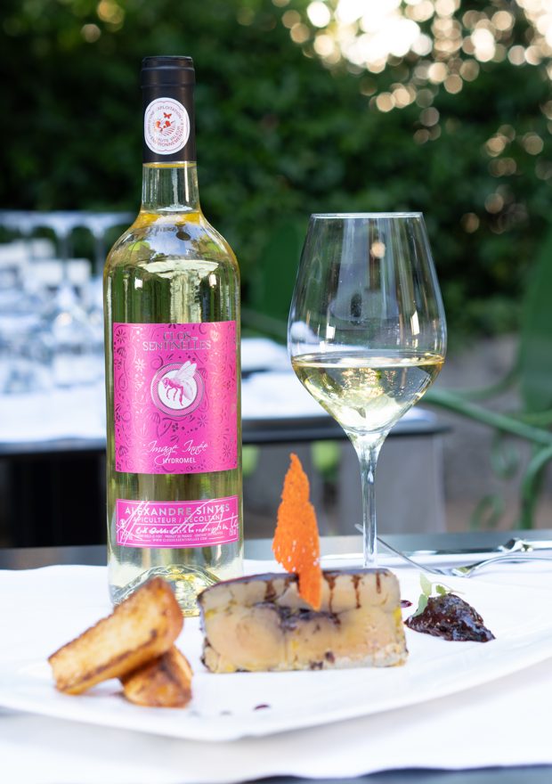 Bouteille Image Innée servie avec un foie gras mi-cuit